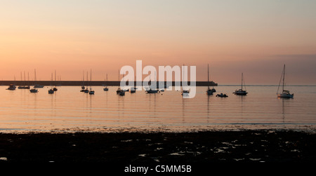 Boote in Braye Bay, Alderney, Kanalinseln, bei Sonnenuntergang Stockfoto