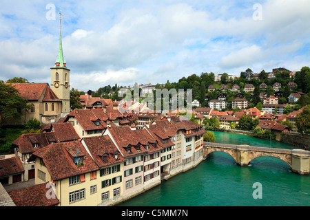 Brücke über den Fluss Aare und bunten Bürgerhäusern in der Berner Altstadt, Schweiz Stockfoto