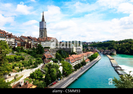 Bern, die Hauptstadt der Schweiz. Panorama mit Kathedrale und den Fluss Aare. Stockfoto