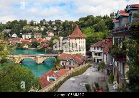 Brücke über den Fluss Aare und bunten Bürgerhäusern in der Berner Altstadt, Schweiz Stockfoto