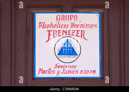 Kuba, Trinidad. Alkoholiker anonyme Schild an der Tür. Stockfoto