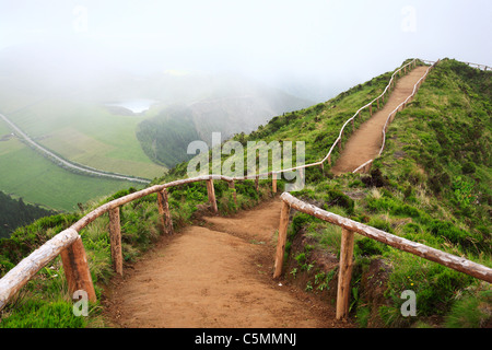 Leere Wanderweg im Nebel in der Nähe Krater Sete Cidades. Insel Sao Miguel, Azoren, Portugal. Stockfoto