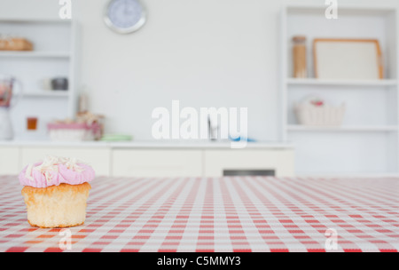 Ein Cupcake auf einer Tischdecke Stockfoto