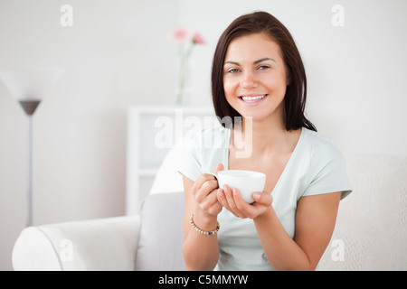 Nahaufnahme einer dunkelhaarigen Frau Tee trinken Stockfoto