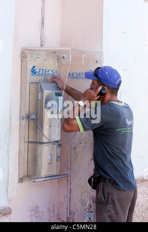 Kuba, Trinidad. Mann mit einer Telefonzelle. Stockfoto