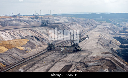 Große Ausgrabung Maschinen arbeiten im RWE Tagebau braun oder Braunkohle Kohlenmine in Garzweiler in Northrhine Westfallia in Deutschland Stockfoto