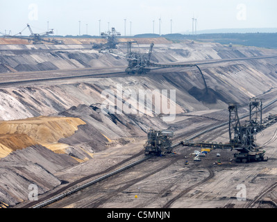 Große Ausgrabung Maschinen arbeiten im RWE Tagebau braun oder Braunkohle Kohlenmine in Garzweiler in Northrhine Westfallia in Deutschland Stockfoto