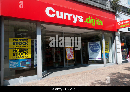 Schließung der Verkauf an ein Currys.digital Geschäft in Bromley High Street, Kent. Stockfoto