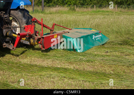 Mähen Heu mit einem New Holland TS90 4WD Trommel Traktor & eine Kverneland Taarup 1116 Mäher Stockfoto