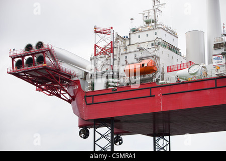 Das Aufbocken Lastkahn, Kraken, beladen mit Turbinenteilen für Walney Offshore-Wind Farm, Cumbria, England. Stockfoto