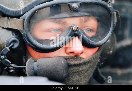 Britische Friedenssicherung Truppen aus der Queen Royal Hussars in Bosnien im Jahr 1996. auf Patrouille in einem Challenger-tank Stockfoto