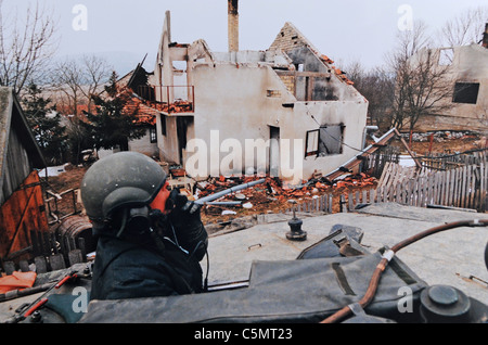 Britische Friedenssicherung Truppen aus der Queen Royal Hussars in Bosnien im Jahr 1996. auf Patrouille in einem Challenger-Tank Europa Stockfoto