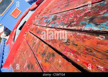 Einem alten traditionellen Fischerboot am Strand von Skala Eresou, Lesbos, Griechenland. Stockfoto