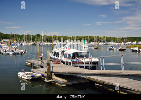 Fluss-Kreuzfahrt-Schiff im Yachthafen, Buckler Hard, Hampshire, England, Vereinigtes Königreich Stockfoto