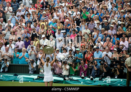 Petra Kvitova (CZE) mit der Trophäe auf dem Centrecourt nach Sieg bei den 2011 Wimbledon Tennis Championships Stockfoto