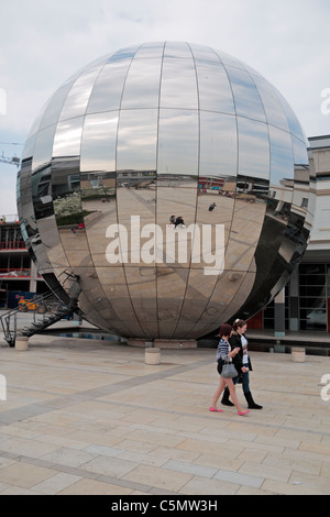 Die reflektierende Silber Kugel Planetarium, Teil der Bristol Wissenschaftsmuseum in Millennium Square, Bristol, England. Stockfoto