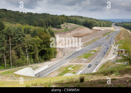 Der Verkehr fließt auf der southbound Fahrbahn nur als Hindhead Tunnel am 27. Juli 2011 eröffnet wird Stockfoto