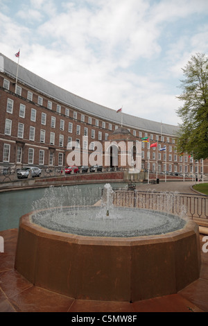 Brunnen vor der Sozialwohnung, Heimat von Bristol City Council am College Green, Bristol, England. Stockfoto