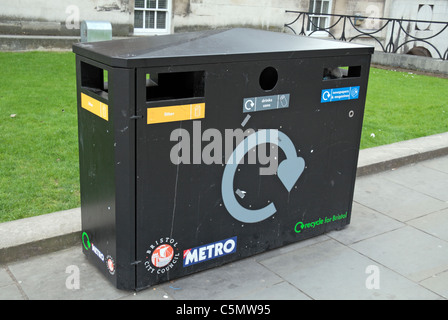 Eine öffentliche Mülleimer für Abfall und recycling von Aluminium-Getränkedosen und Zeitung im Stadtzentrum von Bristol, Bristol, England. Stockfoto