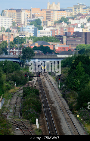 Ansicht der Stadt von Bristol mit der Hauptstrecke Eisenbahn, dass Köpfe Süden mit "First Great Western" HST Zug die Stadt zu verlassen. Stockfoto