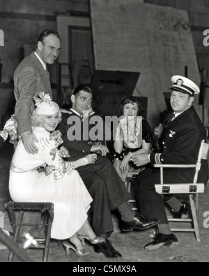 DINNER AT EIGHT am Set des 1933 MGM Film mit aus l: Jean Harlow, Clark Gable, unbekannt und Wallace Beery Stockfoto