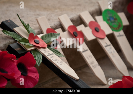 Ein Kreuz platziert auf dem Kenotaph in Whithall, London am Remembrance Day. Stockfoto