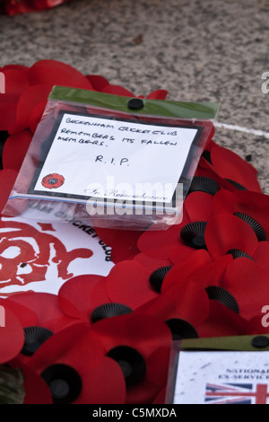 Ein Kranz aus Beckenham Kricket-Verein auf der Kenotaph in Whitehall, London am Volkstrauertag Stockfoto