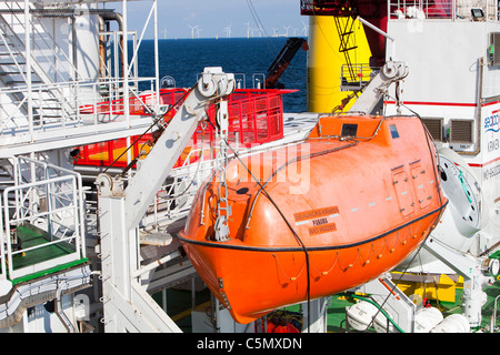 Das Aufbocken Lastkahn, Kraken, geladen mit Windturbinen für das Walney Offshore-Windpark-Projekt aus Barrow in Furness, Stockfoto