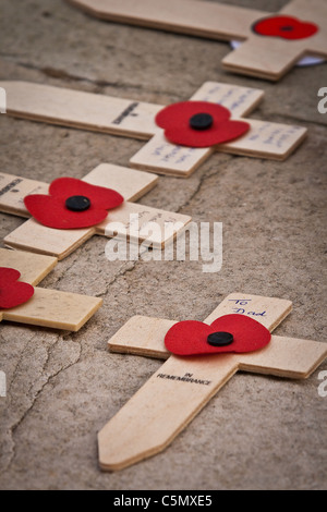 Ein Kreuz platziert auf dem Kenotaph in Whithall, London am Remembrance Day. Stockfoto