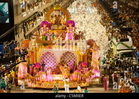 Samba-Schule in Leopoldinense auf der Parade im Sambódromo zu Beginn des Karneval 2010, Rio De Janeiro, Brasilien Stockfoto