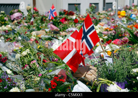 Mittwoch, 27. Juli 2011 - Blumen, Fahnen, Briefe, Kerzen, Zeichnungen usw. in Sympathie vor der norwegischen Botschaft in Kopenhagen Stockfoto