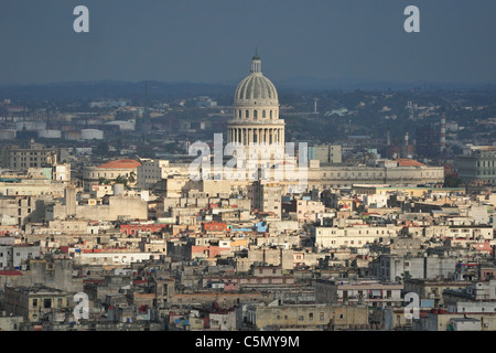 Havanna. Kuba. Blick auf die dicht besiedelten Centro Havanna in Richtung Capitol Building (El Capitolio). Stockfoto