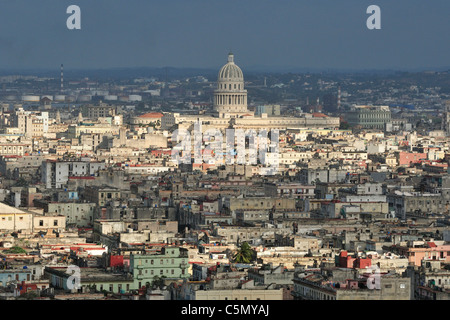 Havanna. Kuba. Blick auf die dicht besiedelten Centro Havanna in Richtung Capitol Building (El Capitolio). Stockfoto