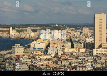 Havanna. Kuba. Blick über Havanna in Richtung Centro & Havanna Vieja, Hermanos Ameijeiras Krankenhaus (rechts) dominiert die Skyline. Stockfoto