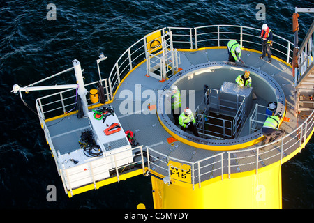 Vorbereitung auf einen Turm Stück auf einer Windkraftanlage Basis am Walney Offshore-Windpark, Cumbria, UK zu senken. Stockfoto