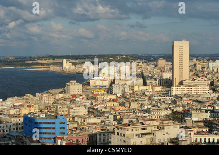 Havanna. Kuba. Blick über Havanna in Richtung Centro & Havanna Vieja, Hermanos Ameijeiras Krankenhaus (rechts) dominiert die Skyline. Stockfoto