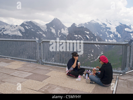 japanische Touristen mit Picknick am Piz Gloria, Schweizer Alpen, Schweiz Stockfoto