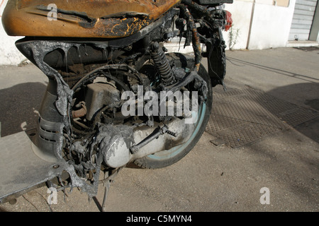 Feuer zerstört Roller Motorrad Brandanschlag Stockfoto