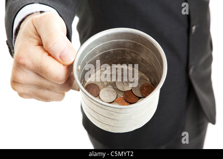 Nahaufnahme eines Geschäftsmannes mit einer Blechtasse betteln für den Wandel. Weißen Hintergrund. Stockfoto