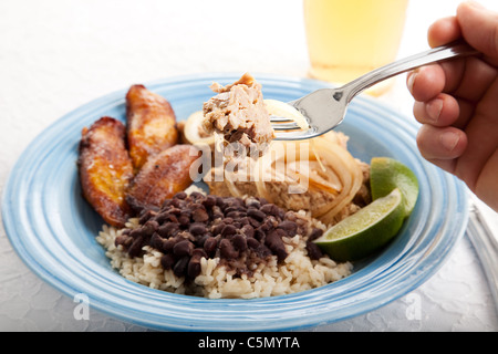 Traditionelle kubanische Essen von Schweinefleisch, schwarze Bohnen und Reis und süße Kochbananen Stockfoto