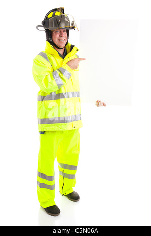 Feuerwehrmann Holding leeres weißes Schild. Bereit für Ihren Text. Voller Körper isoliert auf weiss. Stockfoto