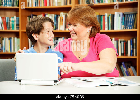 Schüler mit Lernschwierigkeiten erhalten Einzelunterricht von einem Lehrer. Stockfoto