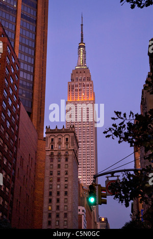 Blick auf die Straße in Richtung Reich Staatsaufbau in der Dämmerung, New York, USA Stockfoto