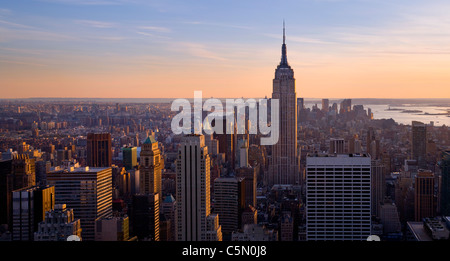 Blick auf Stadt und Empire State Building vom Rockefeller Zentrum im frühen Abendlicht, New York, USA Stockfoto
