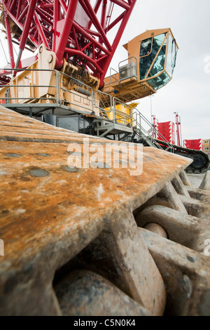 Eine massive Kran Pices für den Offshore-Windpark Walney an den Docks in Barrow in Furness, Cumbria, UK Laden verwendet wird. Stockfoto