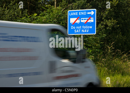 Van vorbei Schild Warnung Fahrer von Lastkraftwagen und Bussen, Navi-Anweisungen auf schmalen Landstraße in Cumbria, UK zu ignorieren. Stockfoto