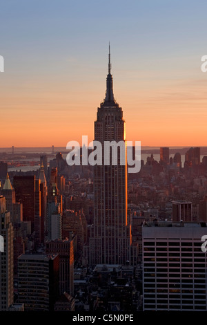 Blick auf Stadt und Empire State Building vom Rockefeller Zentrum im frühen Abendlicht, New York, USA Stockfoto