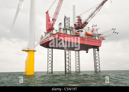 Das Aufbocken Lastkahn, Kraken, die Walney offshore Wind Farm, Cumbria, UK Bau ist. Stockfoto