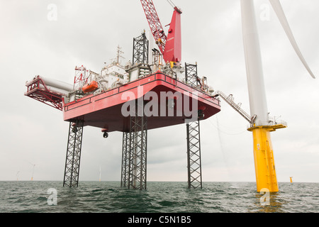 Das Aufbocken Lastkahn, Kraken, die Walney offshore Wind Farm, Cumbria, UK Bau ist. Stockfoto