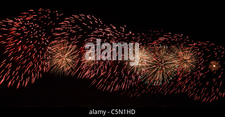Feuerwerk, festliche Lichter gegen den schwarzen Nachthimmel Stockfoto